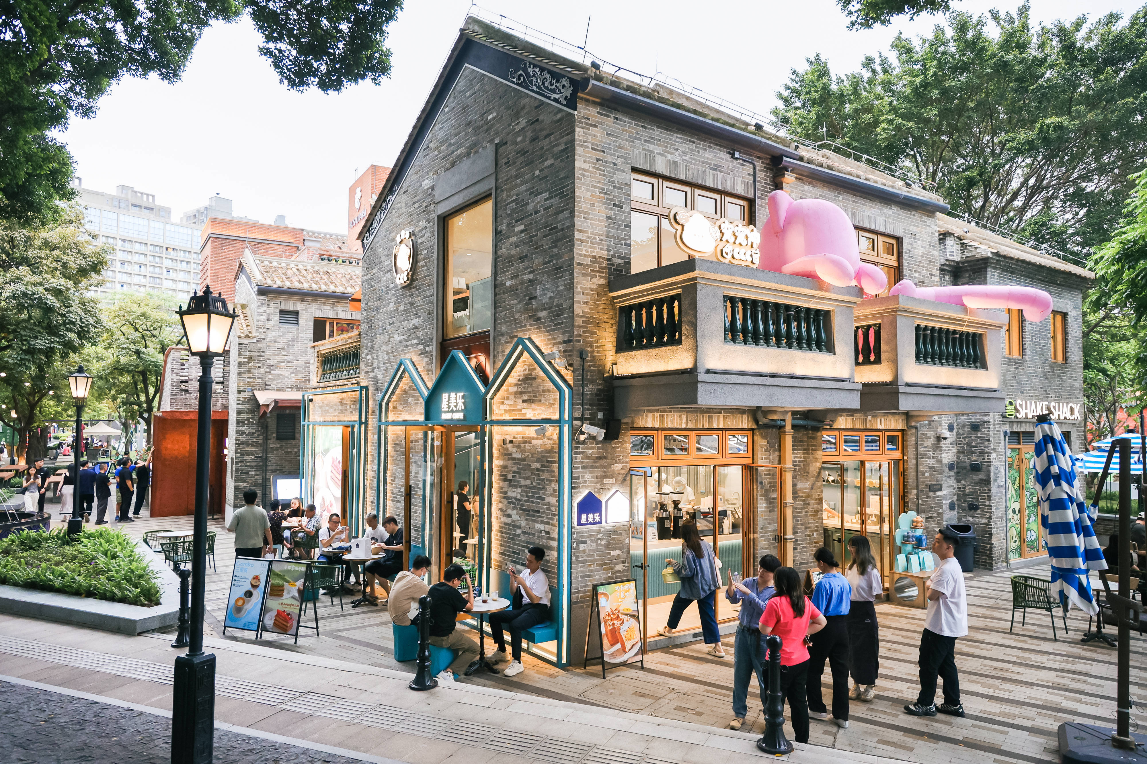 Lingnan Tiandi Lingnan Tiandi is Foshan's largest and best-preserved historical district, recognized as a National Cultural Heritage site. Through car - 3